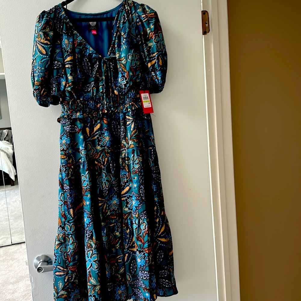 Vince Camuto womens printed tier crepe dress in perfect condition.Never worn!